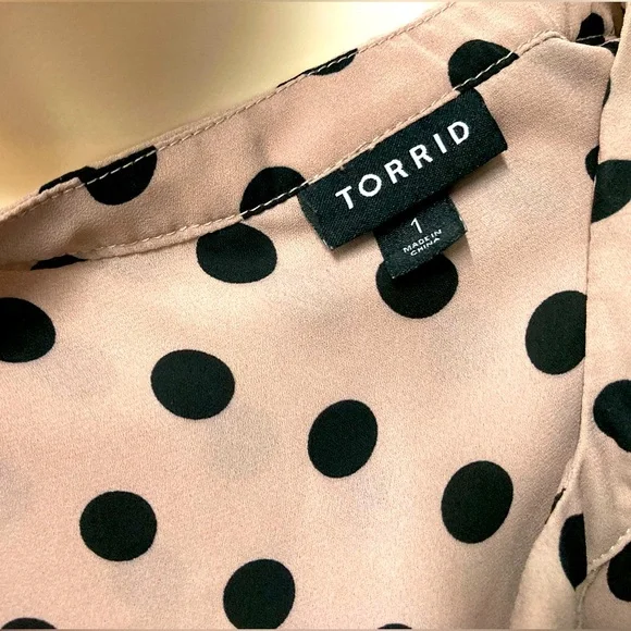 🌸Torrid Georgette Bowtie Blouse Blush Polka Dot size 1X - Picture 3 of 4